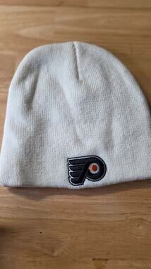 Philadelphia Flyers logo Beanie NWT Zephyr Knit Hat White NHL Hockey Cap